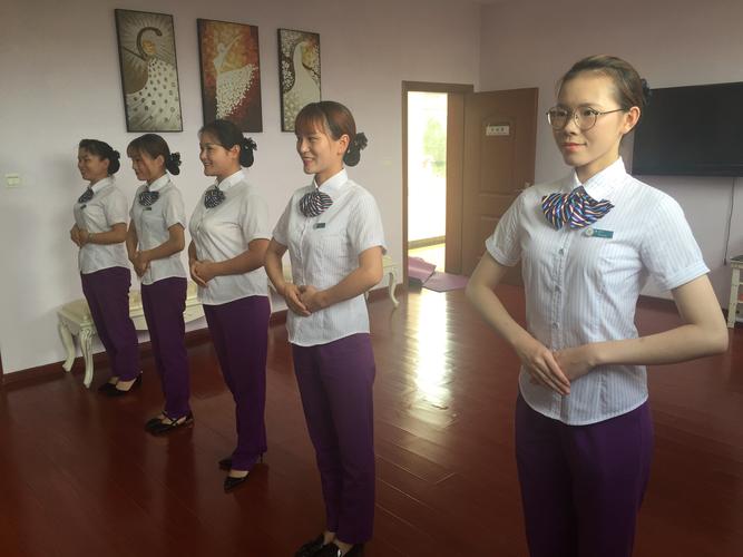 上饒管理中心瑞洪收費(fèi)站開展“文明窗口 禮儀先行”專題培訓(xùn)活動